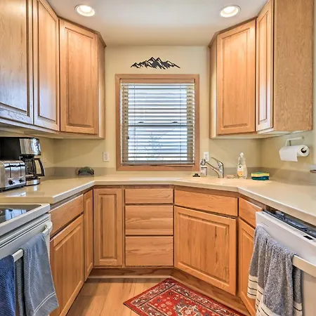 Winter Park Townhome With Hot Tub, Ski Shuttle!